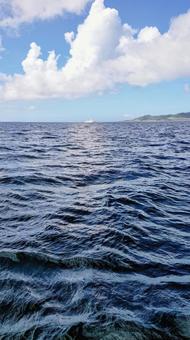 石垣島から竹富島へ 縦 石垣島から竹富島へ 縦 石垣島,船,竹富島の写真素材