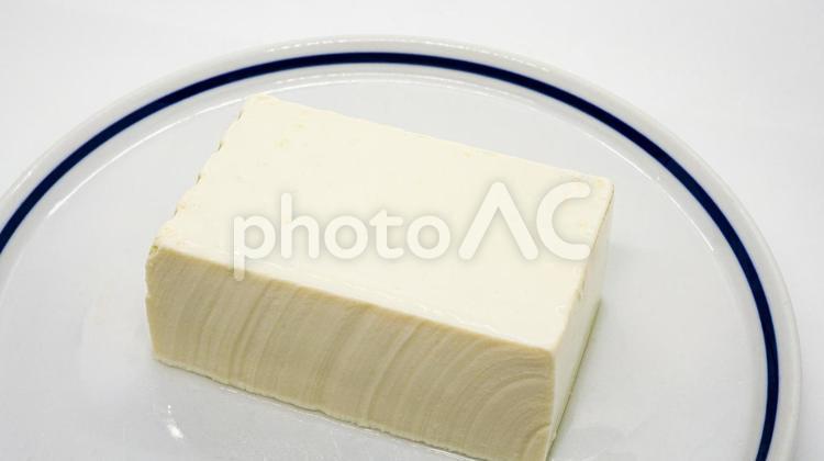 皿にのった絹ごし豆腐 豆腐,絹ごし豆腐,ヘルシー食品の写真素材