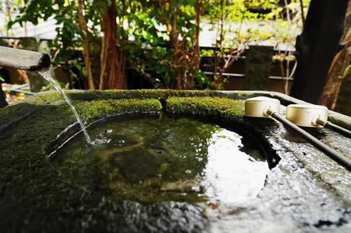 熊本 黒川温泉 苔の生えた手水舎 手水舎,ちょうずや,黒川温泉の写真素材