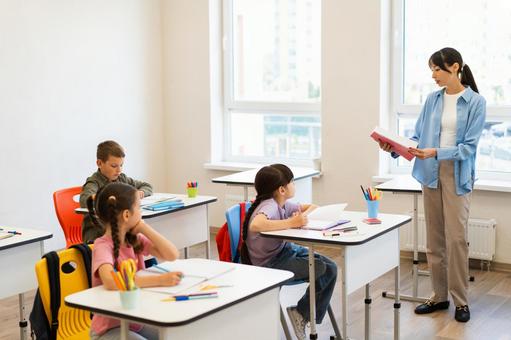 これから授業する女性と生徒たち 女性,女の子,男の子の写真素材