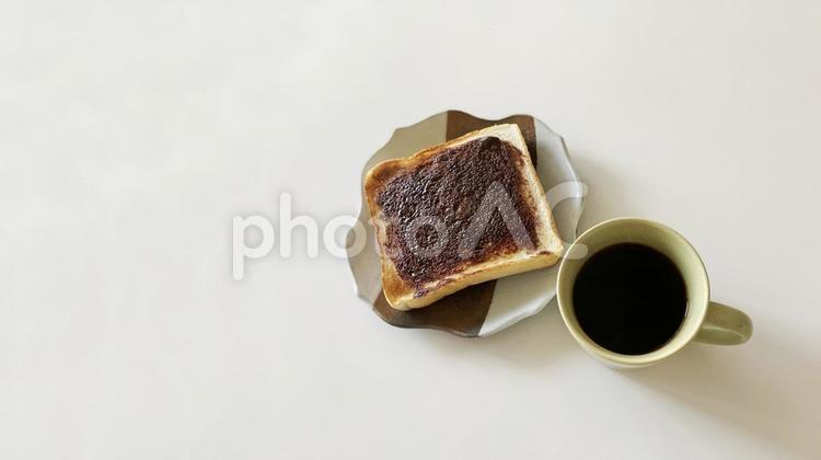 チョコレートトーストとコーヒー（左余白） チョコレート,スプレッド,クリームの写真素材
