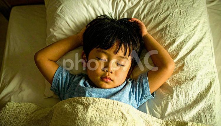 両手をあげて熟睡する男の子 男の子,幼児,人物の写真素材