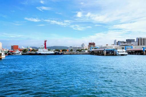 沖縄・石垣港と町並み 沖縄・石垣港と町並み 石垣島,港湾,船の写真素材