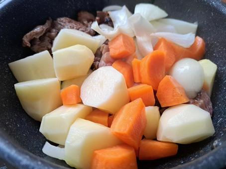 肉じゃが 肉じゃが 肉じゃが,炒める,煮込むの写真素材