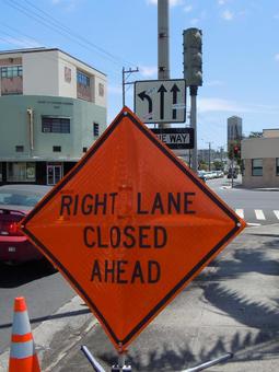 英語の道路標識（ハワイ）の写真