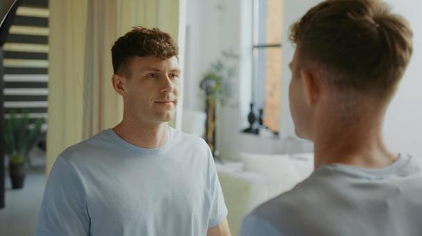 笑顔で鏡を見ている男性 男性,外国人,欧米人の写真素材