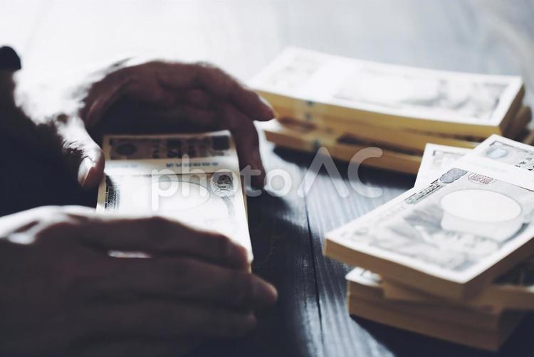 お金と男性の手元 お金,マネー,札束の写真素材