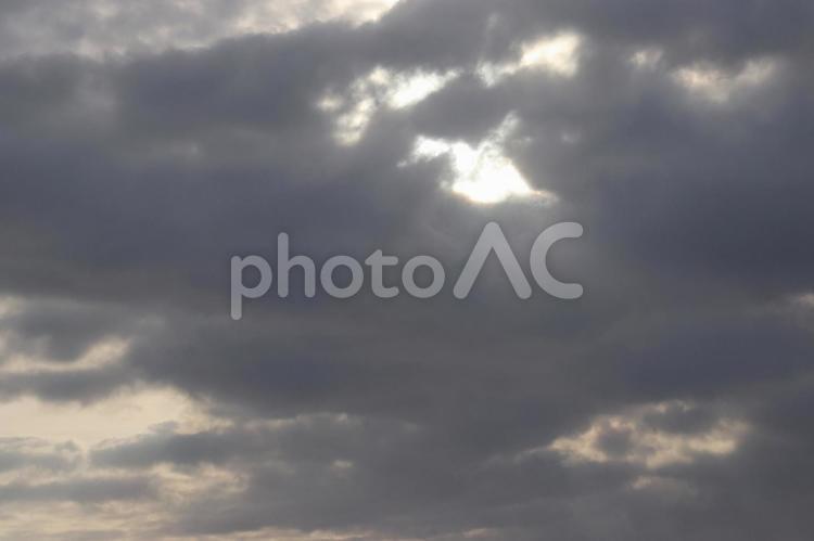 夜明け前の月の明かり 月,雲,空の写真素材