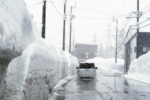 大雪の県道 雪上走行,料金所,タイヤ規制の写真素材