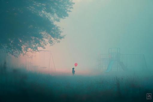 赤い風船と夢の廃遊園地の写真