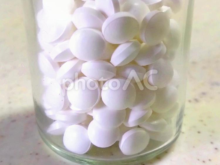 ガラス瓶の中の錠剤　拡大 薬,医薬品,医療の写真素材
