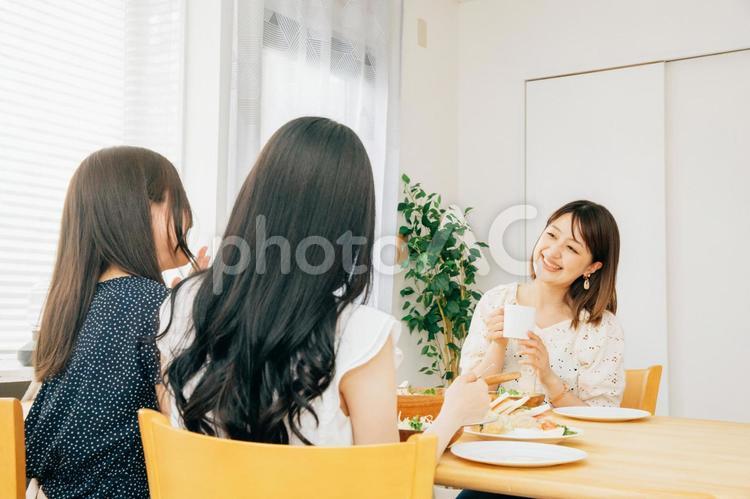 家でパーティーする女性たち（3人） 女子会,ランチ,コーヒーの写真素材