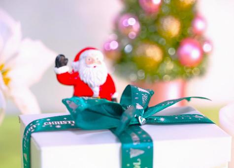 サンタ＆プレゼント（斜め） クリスマス,プレゼント,サンタクロースの写真素材