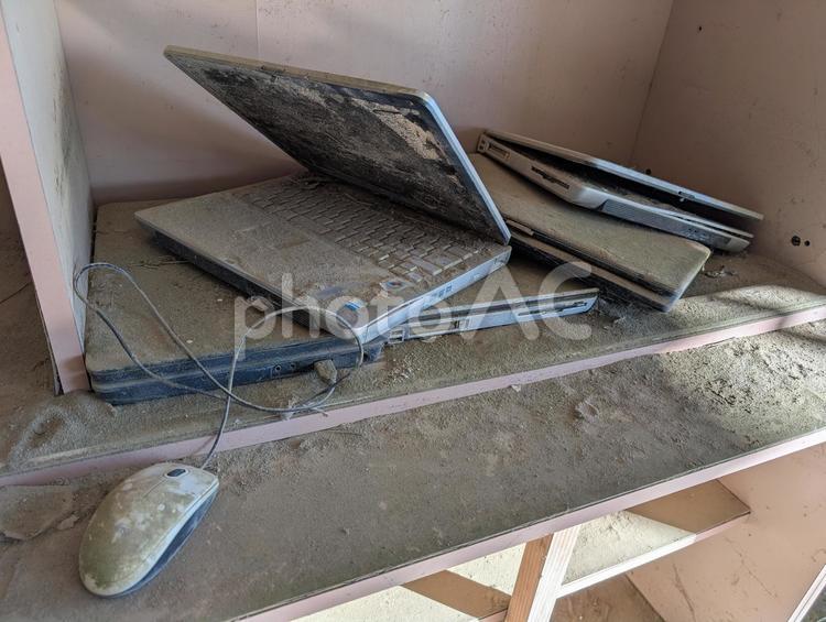 廃校から津波被害を伝える 廃校,廃墟,壁の写真素材