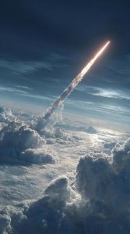 太陽の光を浴びながら昇っていくロケット 太陽の光を浴びながら昇っていくロケットの写真