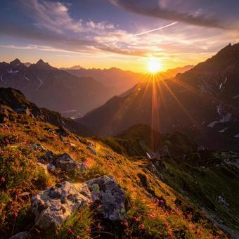 山の夕日と絶景の風景 山の夕日と絶景の風景の写真