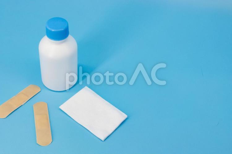 手当のイメージ 手当,消毒液,絆創膏の写真素材