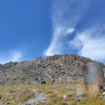 ガレ場の山頂付近 ガレ場の山頂付近 登山,山頂,岩場の写真素材