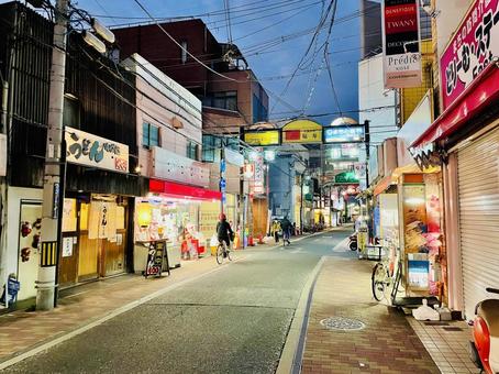 夕方の東大阪市岩田本通商店街2 岩田本通商店街,商店街,繁華街の写真素材