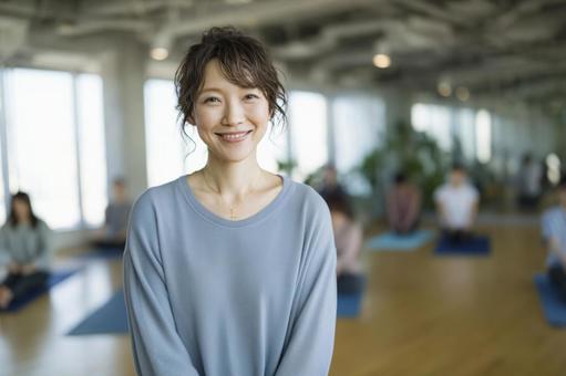 ヨガ講師の女性の写真