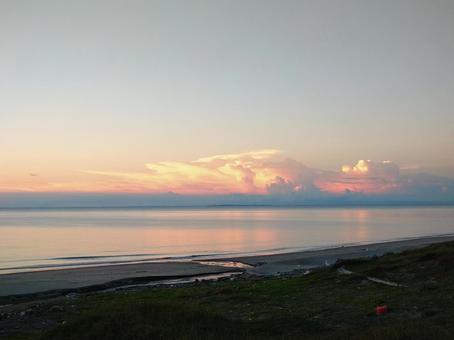 夏の夕方、海に浮かぶ雲 夏の夕方、海に浮かぶ雲の写真