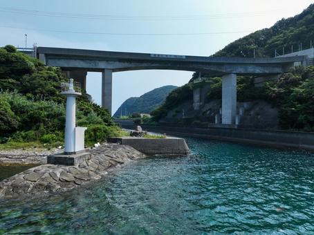 愛媛県愛南町 船越運河と北口防波堤灯台 愛媛県愛南町 船越運河と北口防波堤灯台 船越運河,運河,北浜防波堤灯台の写真素材