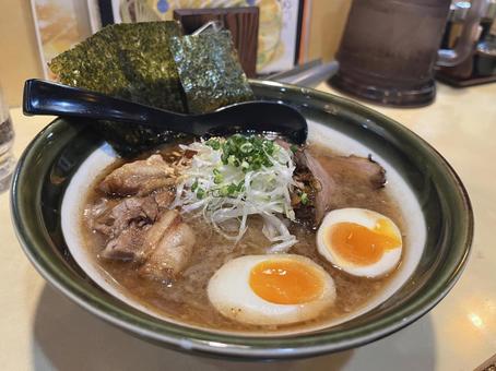 豚骨醤油ラーメン 豚骨醤油ラーメンの写真