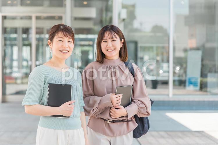 ノートを持って歩くアジア人女性（研修） 研修,ビジネスウーマン,olの写真素材