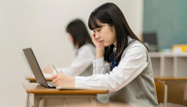リモート授業を受ける日本人の女の子 リモート授業を受ける日本人の女の子の写真