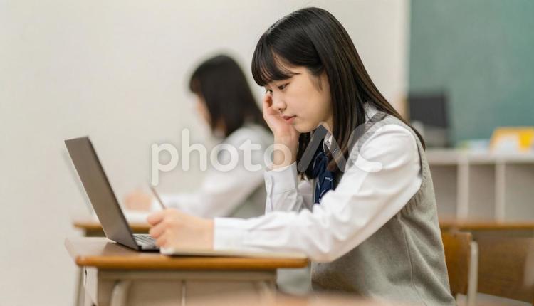 リモート授業を受ける日本人の女の子 リモート授業,塾,机の写真素材