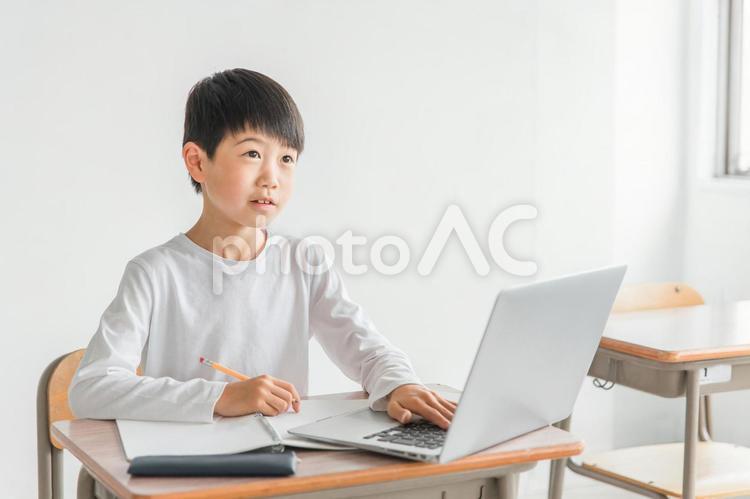 パソコンの授業を受ける小学生 プログラミング,授業,小学生の写真素材