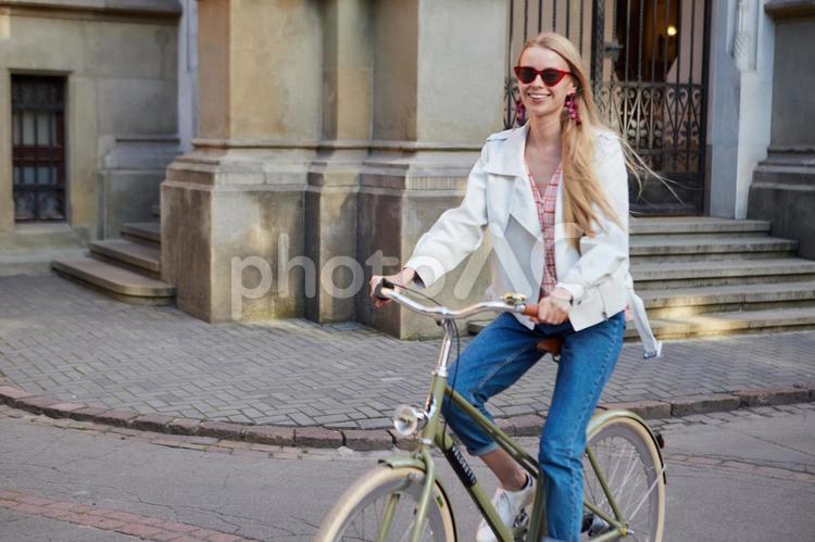 自転車と女性43 女性,外国人,自転車の写真素材