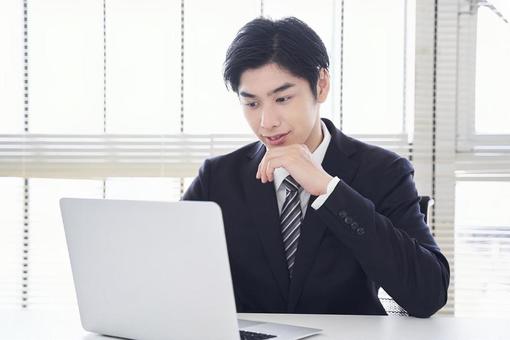 A businessman operating a laptop, un homme, un homme d'affaires, ordinateur portable, JPG