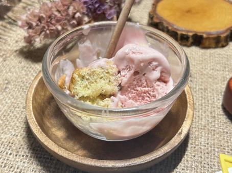 スコップケーキ パウンドケーキ,アイスクリーム,苺の写真素材