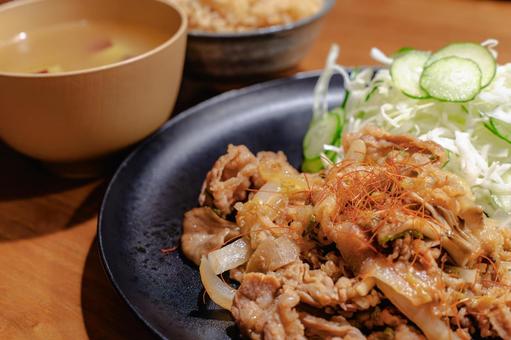 豚肉炒めの家庭的な夕食 豚肉炒めの家庭的な夕食 夕食,晩ごはん,家庭料理の写真素材