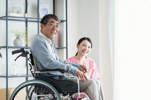 車椅子のシニアの男性と介護福祉士 車椅子のシニアの男性と介護福祉士 介護,シニア,男性の写真素材