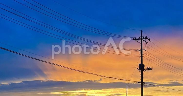 電線と夕焼け 夕焼け,夕方,街並みの写真素材