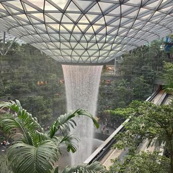 シンガポールの空港にある噴水 シンガポールの空港にある噴水 海外,シンガポール,噴水の写真素材