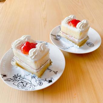 二人分のショートケーキ 二人分のショートケーキ おうちカフェ,いちご,ケーキの写真素材