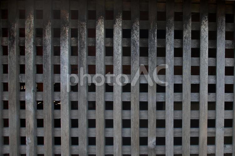 格子　床下　寺院　古い建物 格子,寺院,床下の写真素材