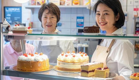 ケーキ屋さんで働く女性 ケーキ屋さんで働く女性の写真