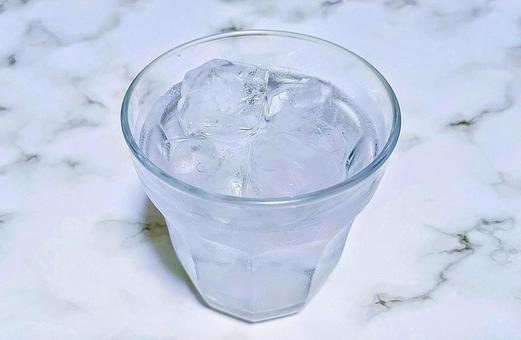 氷水 氷水 グラス,コップ,冷たいの写真素材