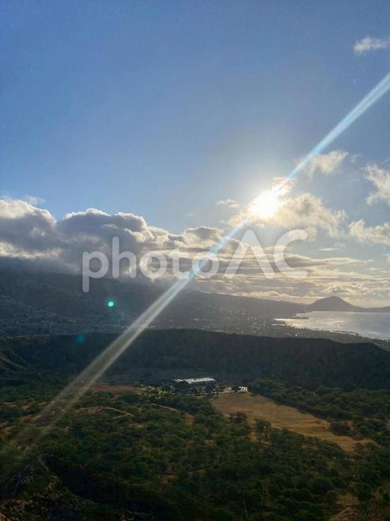 ハワイのダイヤモンドヘッドから見る朝日 ダイヤモンドヘッド,ハワイ,オアフ島の写真素材