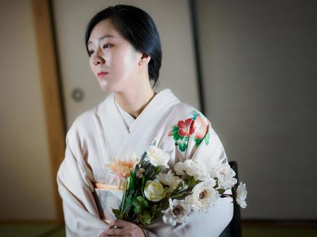 33:花と着物の女性 33:花と着物の女性 着物,花,花束の写真素材