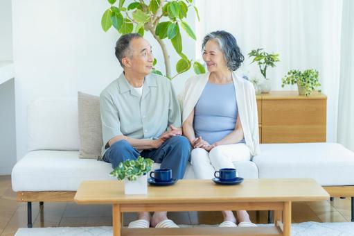 リビングでくつろぐシニア夫婦 リビングでくつろぐシニア夫婦 シニア,夫婦,笑顔の写真素材