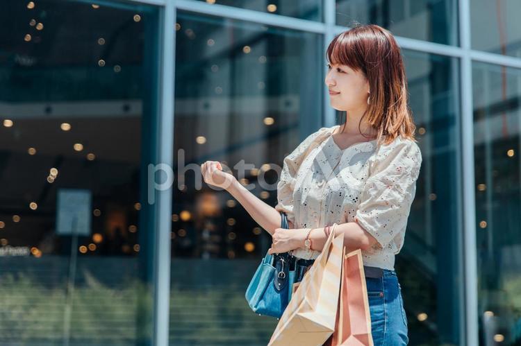 ショッピングを楽しむ女性（1人） ショッピング,買い物,セールの写真素材