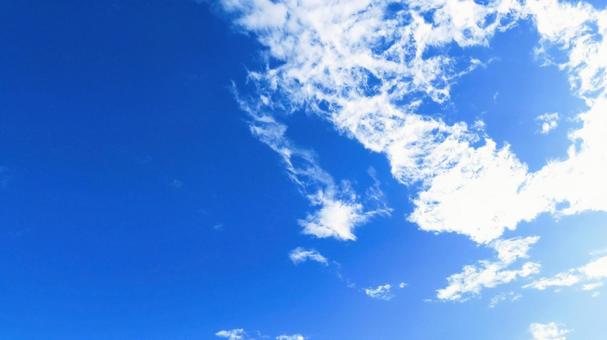 明るい青空と柔らかな白い雲が広がる空 明るい青空と柔らかな白い雲が広がる空の写真
