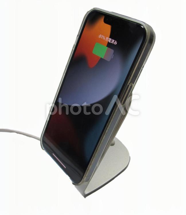 スマホのマグネット式充電器での充電風景 充電器,スマートフォン,マグネット式の写真素材
