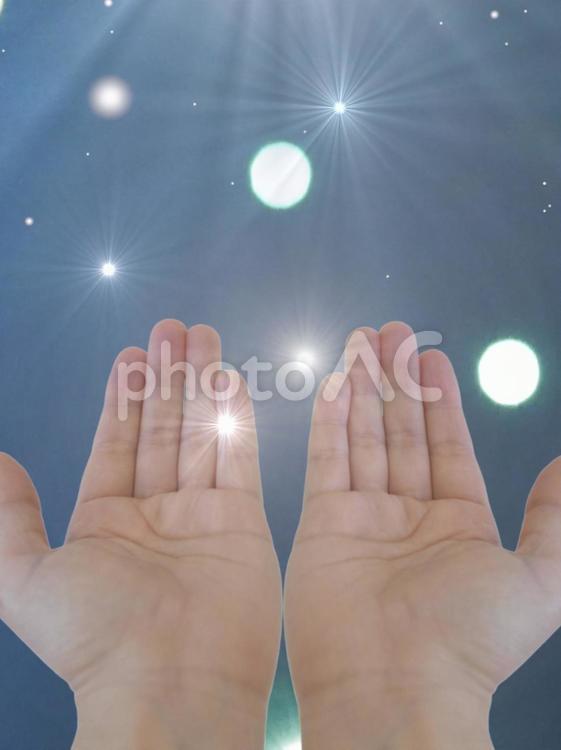 白色の光と両手 スピリチュアル,引き寄せ,宇宙の写真素材
