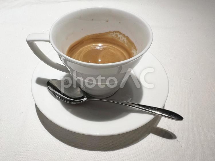 白いテーブルに置かれたエスプレッソ エスプレッソ,コーヒー,カフェインの写真素材